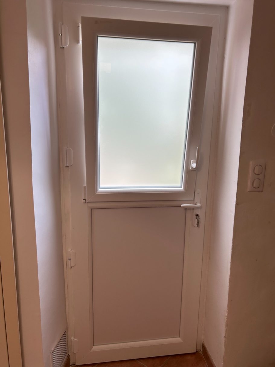 Porte d'entrée PVC avec ouvrant vue intérieure avant / après