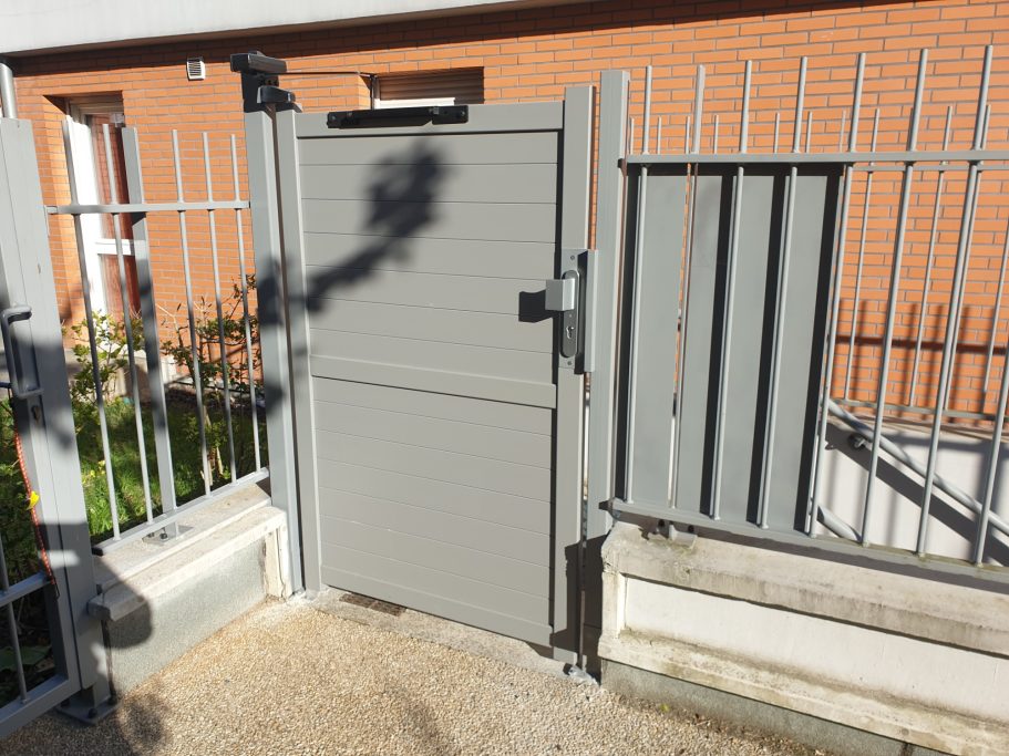 Création d'une fermeture par portillon alu avant / après