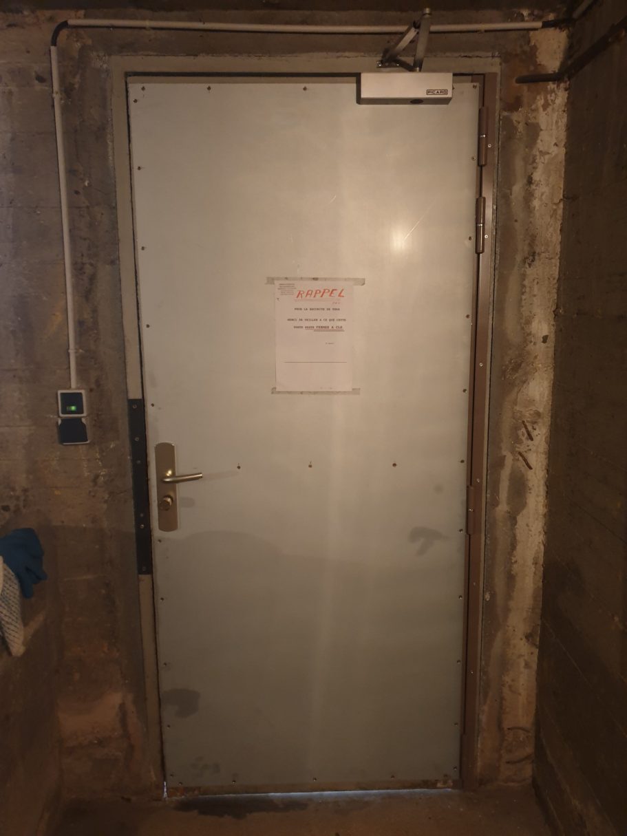 Tôle en renfort de panneau, barre de pivot et poignée blindée