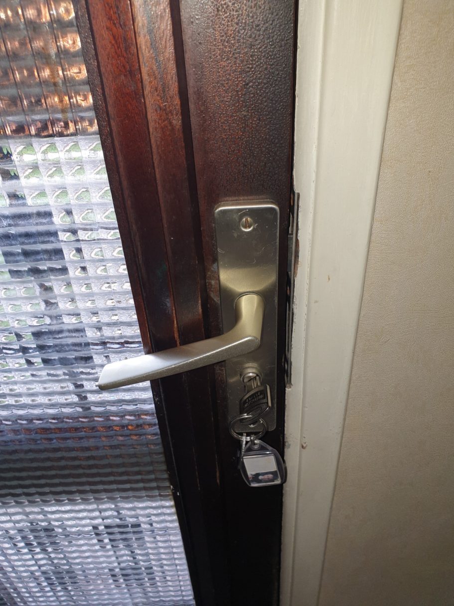 Serrure en applique avant / après