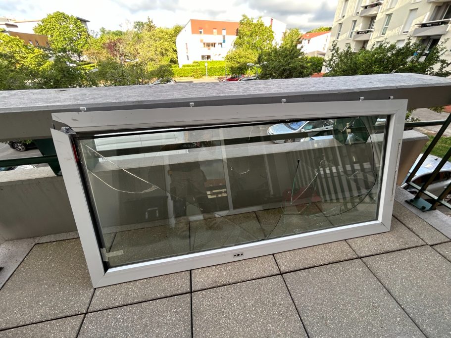 Angle de fenêtre cassé avant / après