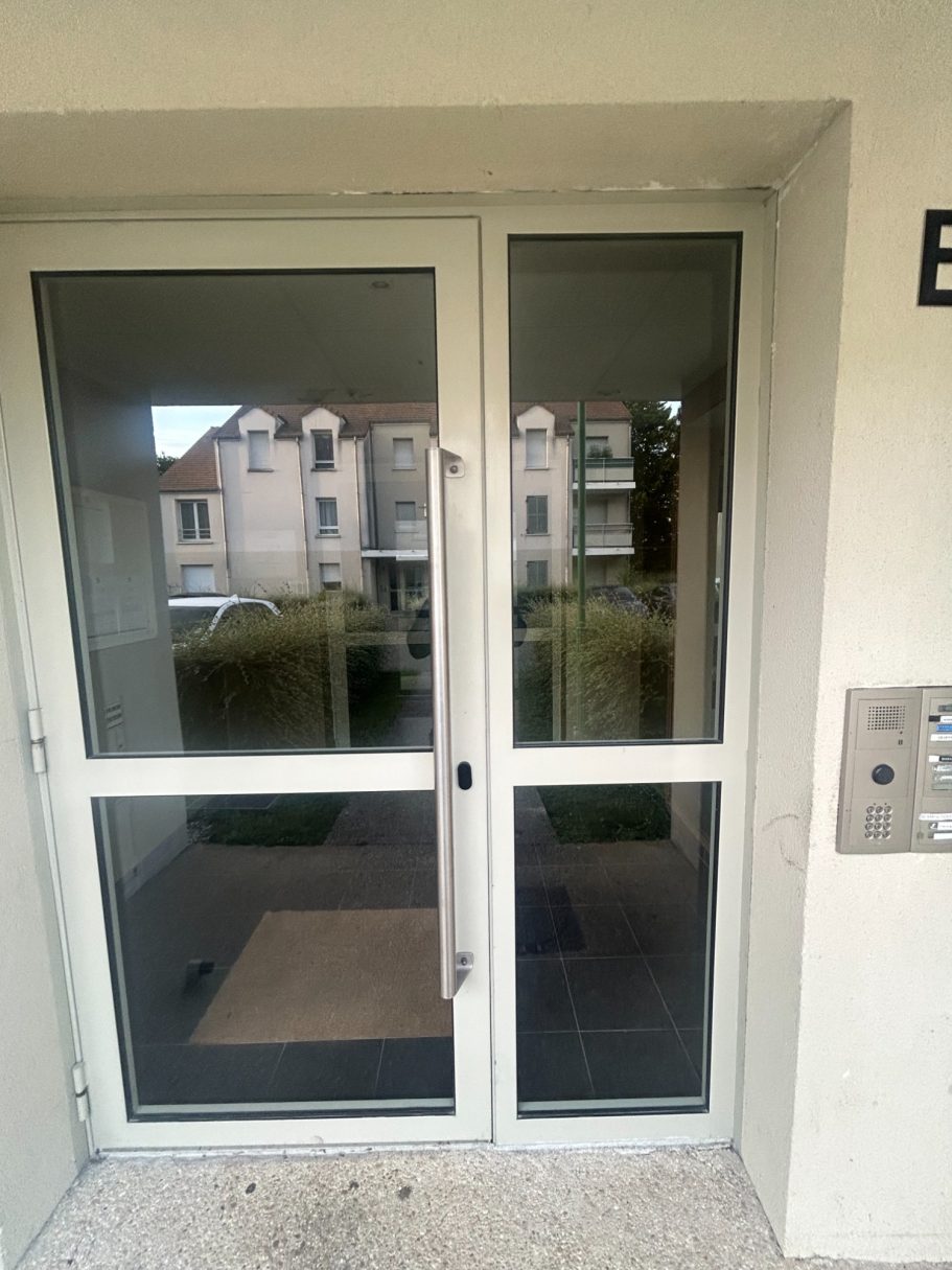 Remplacement gâche électrique par bandeau ventouse avant / après