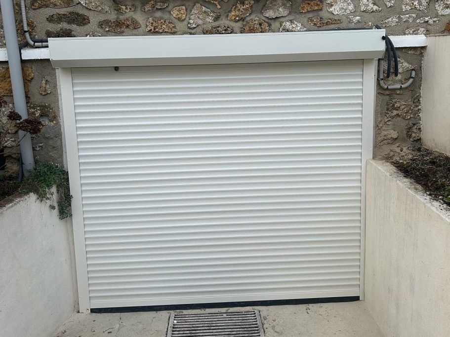 Porte de garage enroulable avant / après