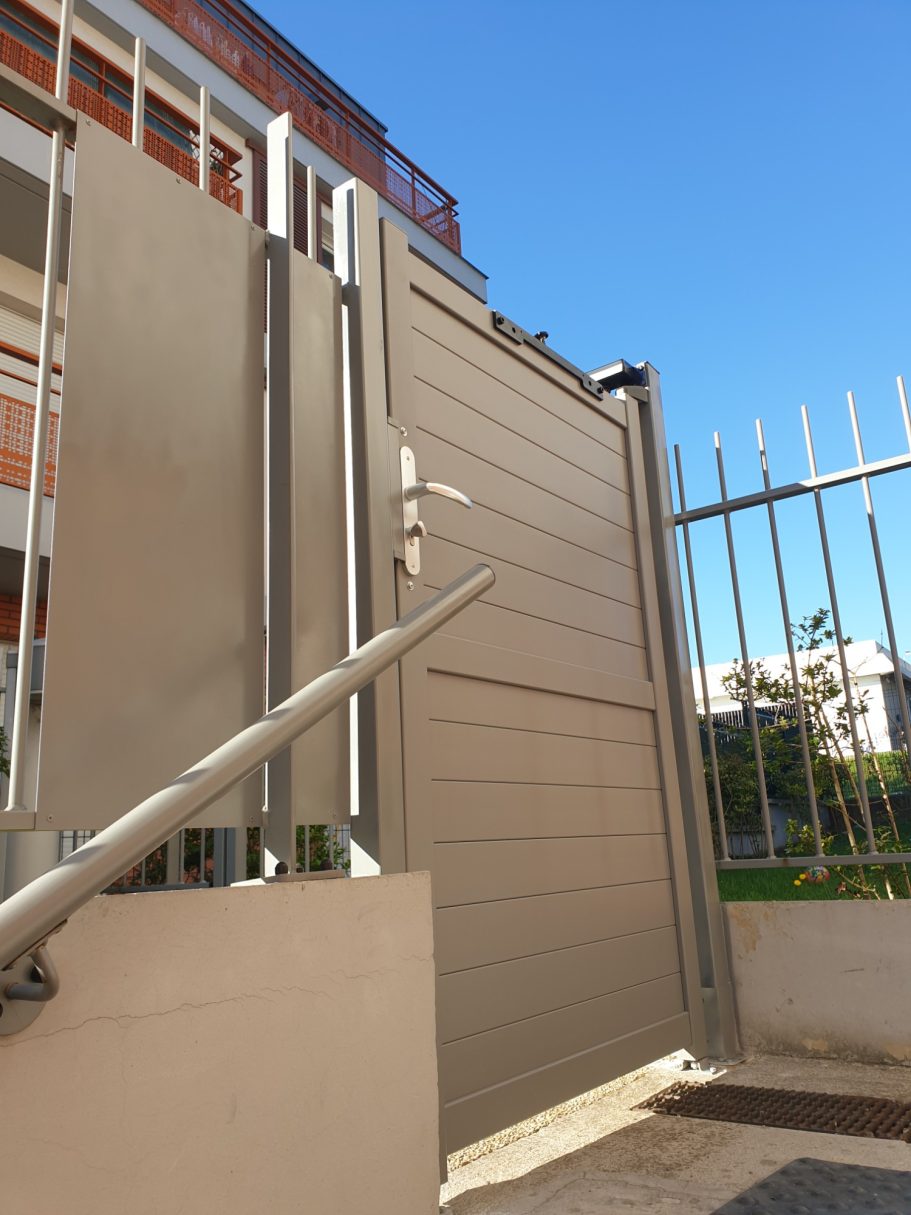 Création d'une fermeture par portillon alu avant / après