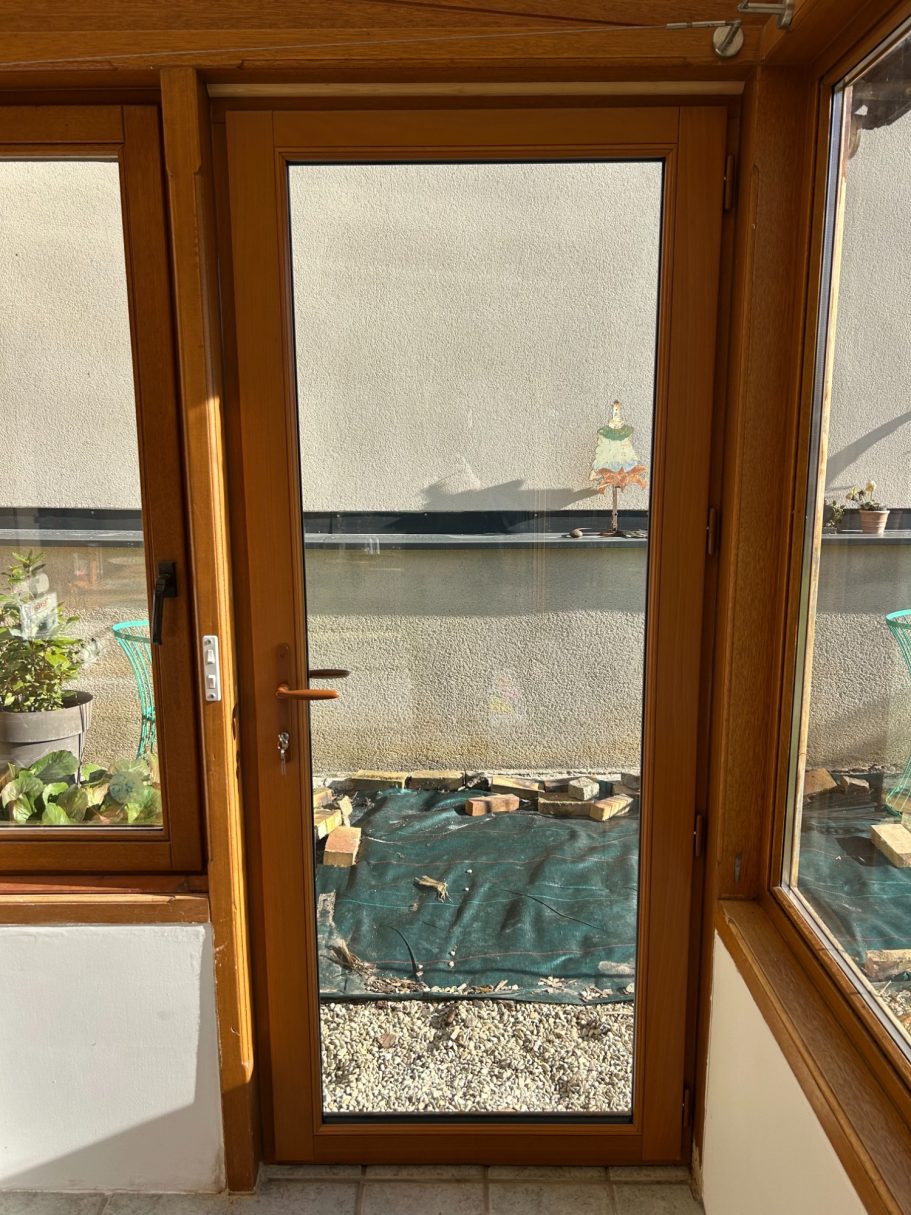 Porte bois verranda vue intérieure