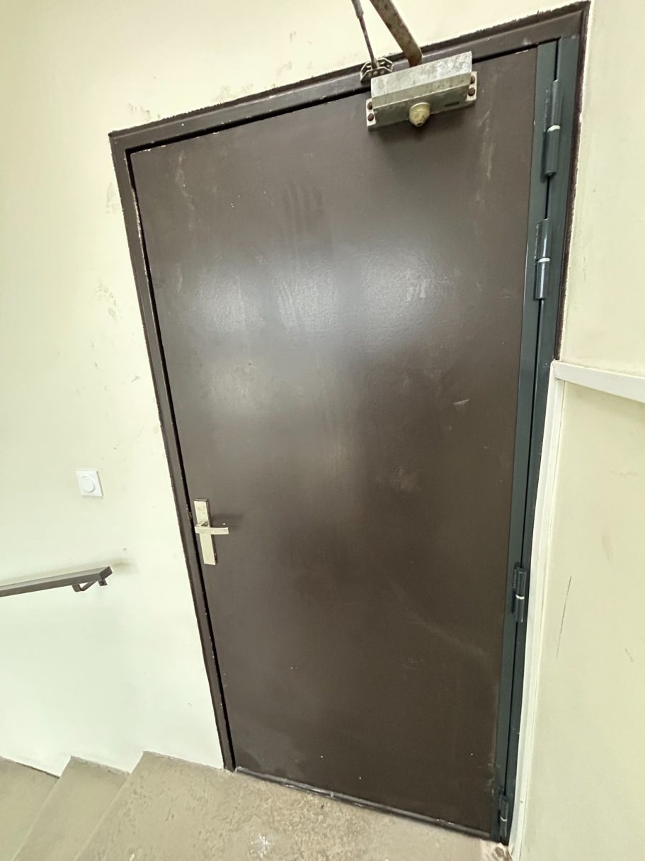 Barre de pivot en renfort de gonds sur roulements à billes