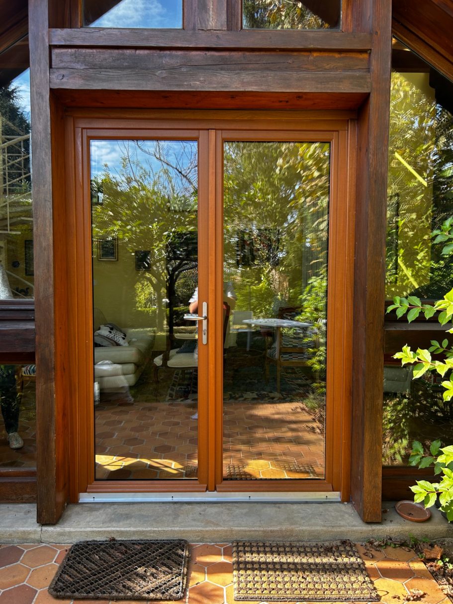 Porte bois accès jardin vue extérieure