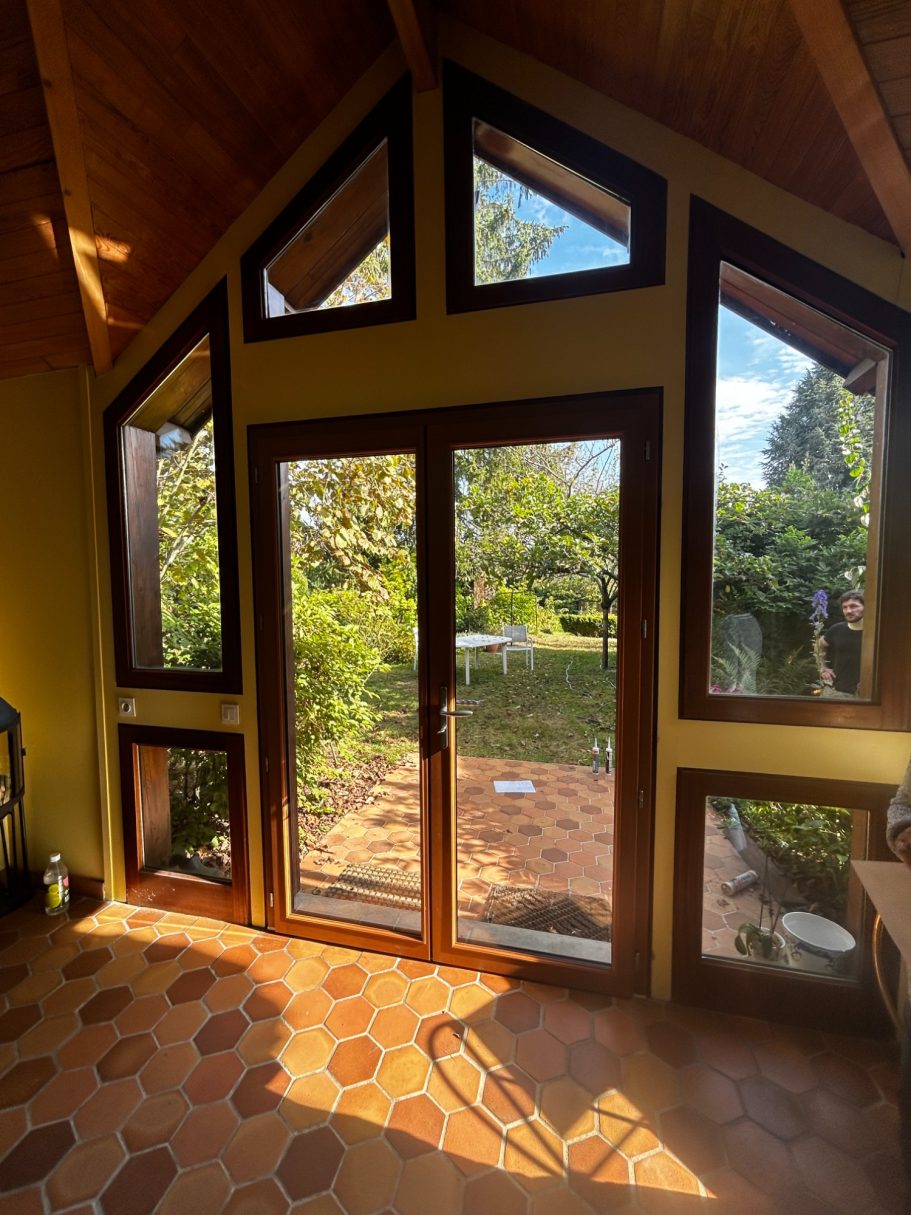 Porte bois accès jardin vue intérieure