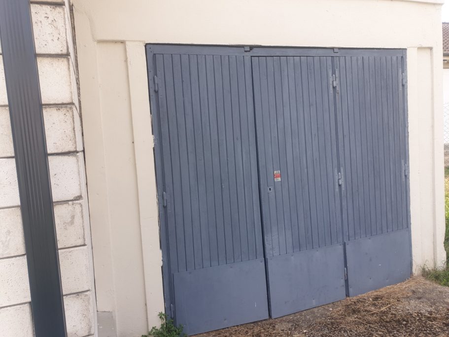 Porte de garage enroulable vue extérieure avant / après