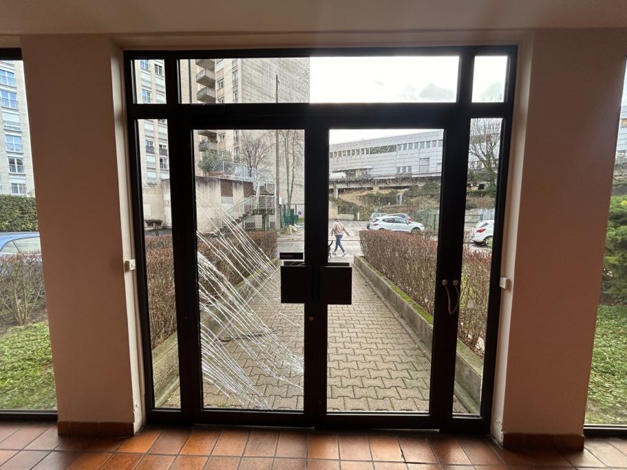 Entrée d'immeuble alu marron vue intérieure avant / après