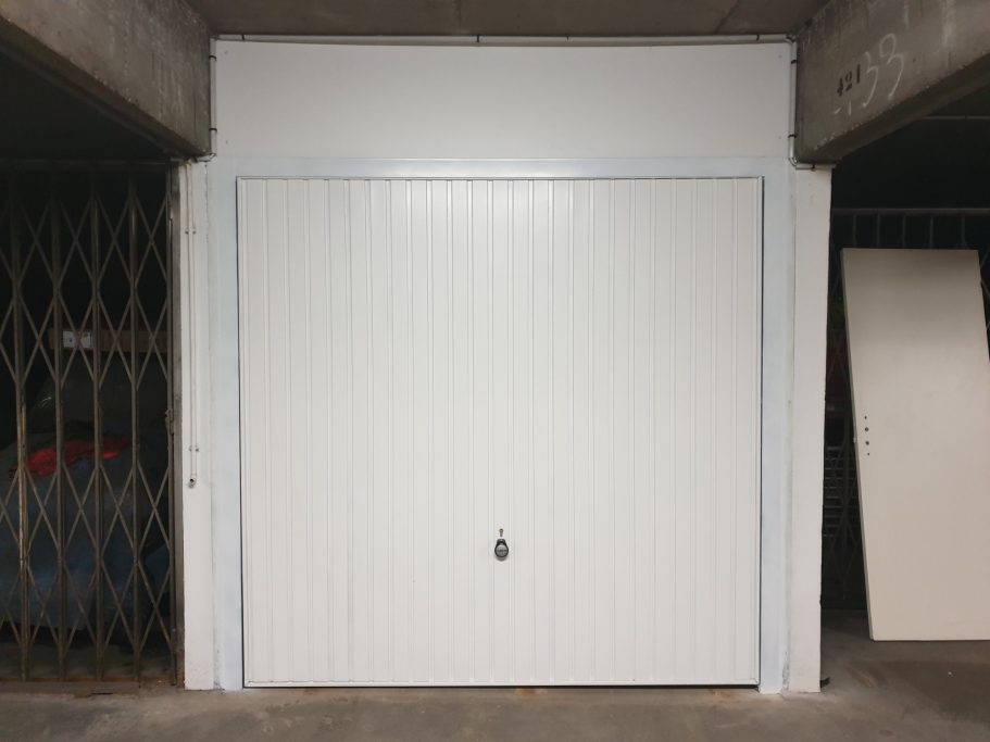 Porte de garage basculante avec adaptation imposte haute en bois