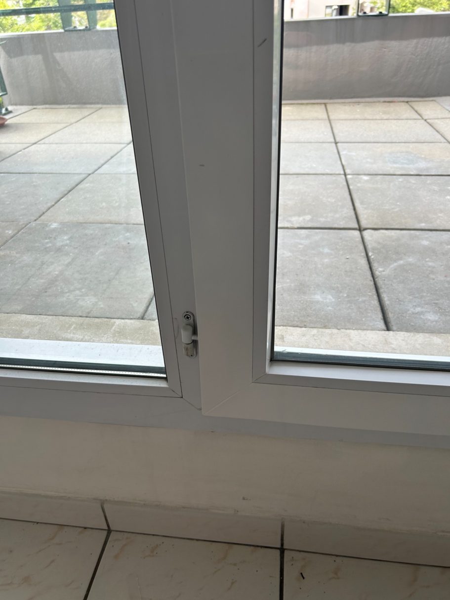 Angle de fenêtre cassé avant / après