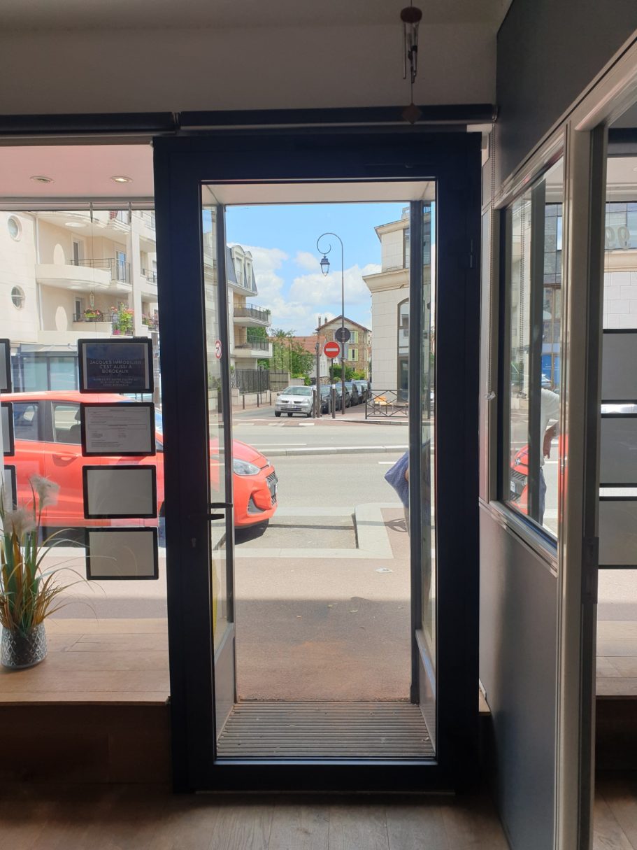 Porte d'entrée agence immobilière vue intérieure avant / après