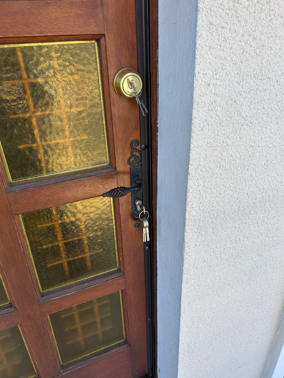 Verrou tubulaire et cornières anti-pinces en L