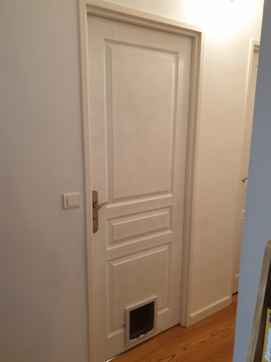 Porte postformée avec adaptation d'une chatière