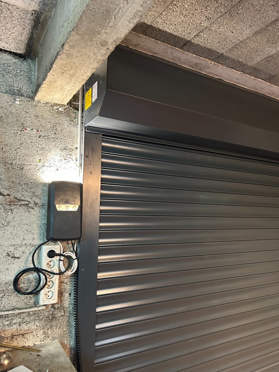 Porte de garage enroulable vue intérieure avant après