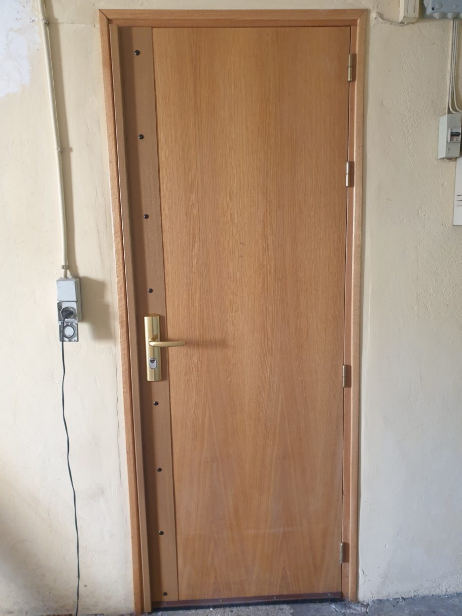 Anti pince à recouvrement et poignée blindée