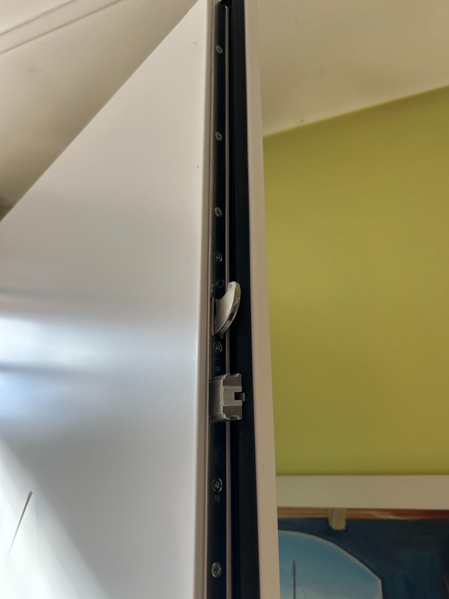 Porte alu avec serrure renforcée