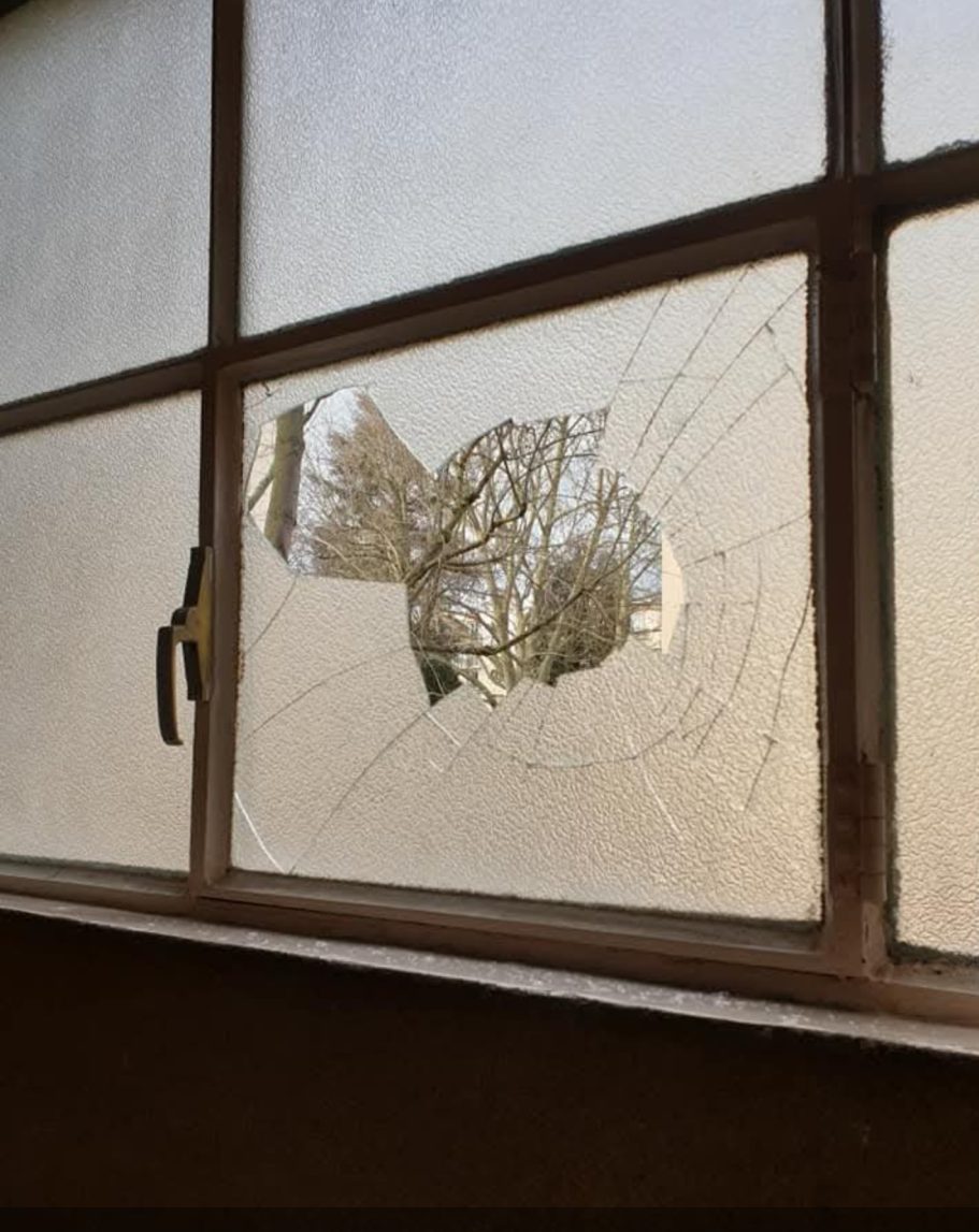 Remplacement simple vitrage mastiqué sur chassis acier avant / après