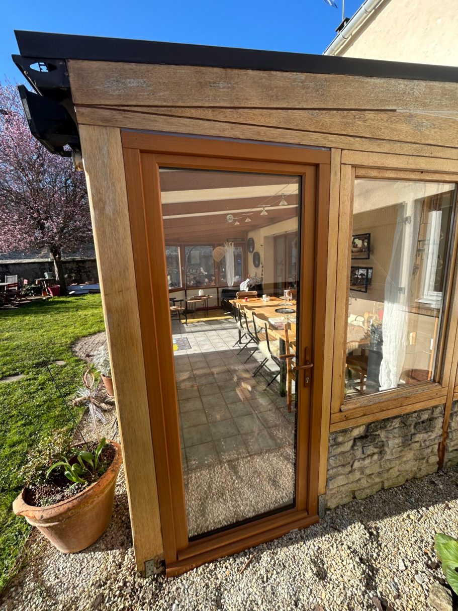 Porte bois verranda vue extérieure