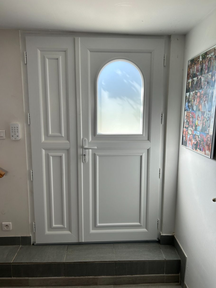 Porte avec semi-fixe PVC blanc avant / après