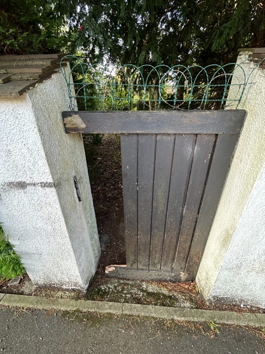 Effraction sur portillon bois avant / après