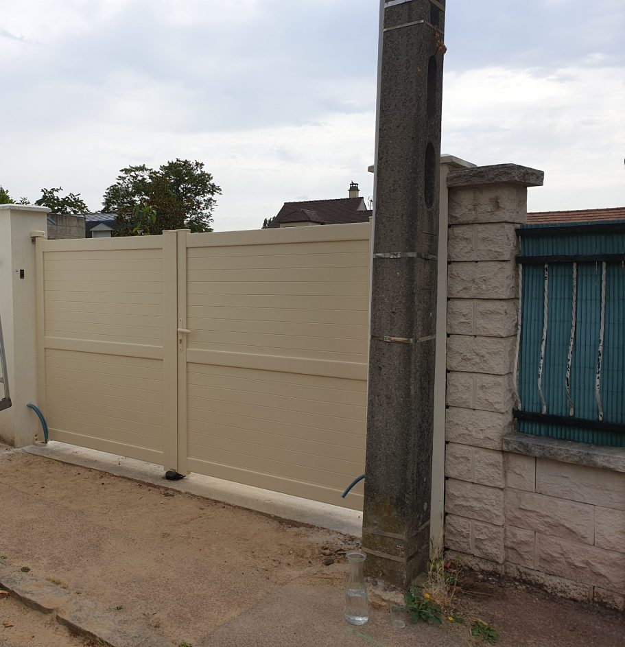 Portail alu beige en attente d'être motorisé