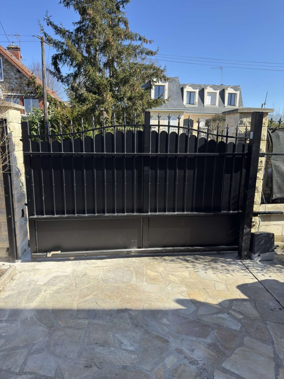 Portail coulissant acier noir avec motorisation