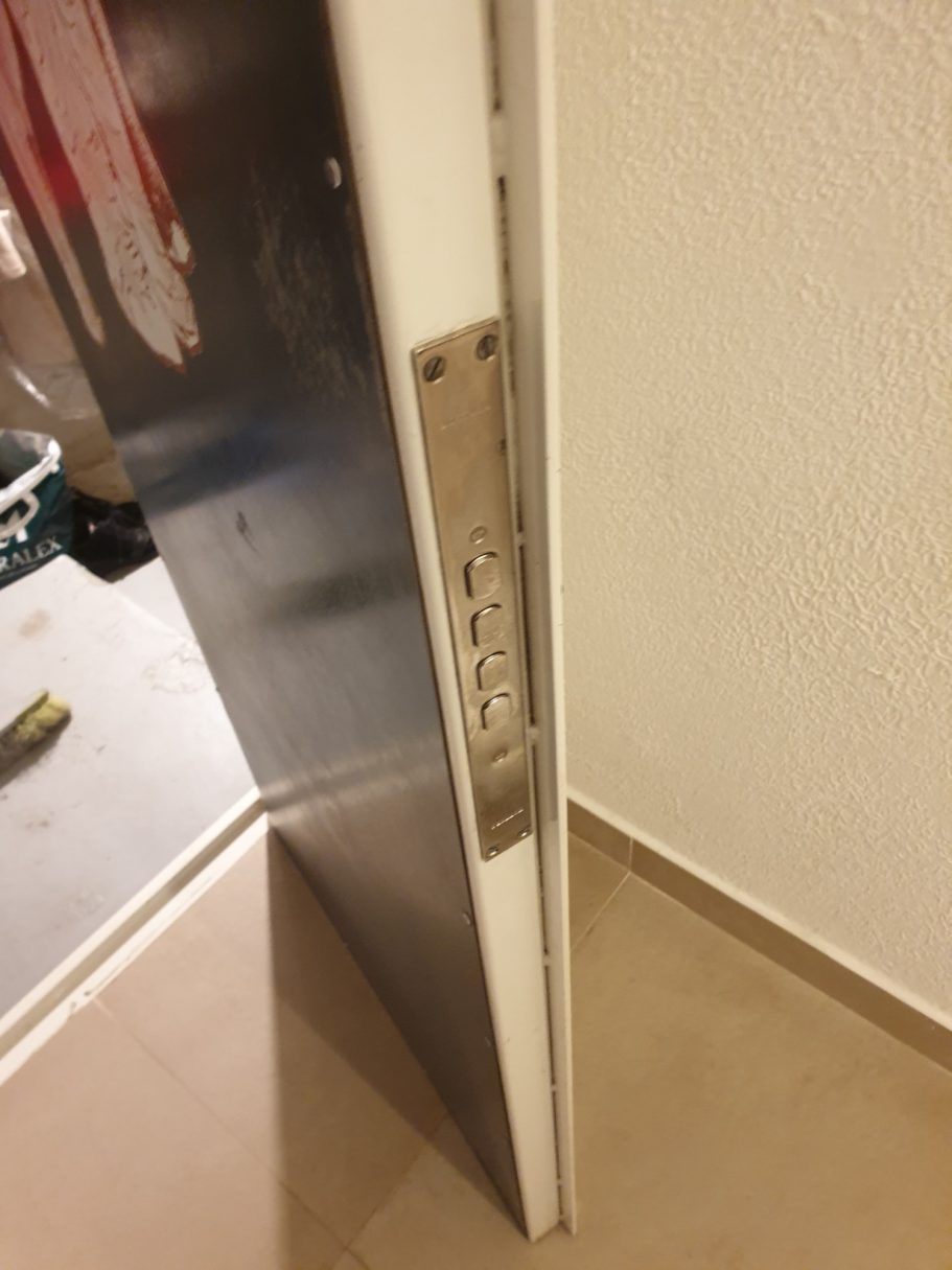 Serrure sur porte blindée