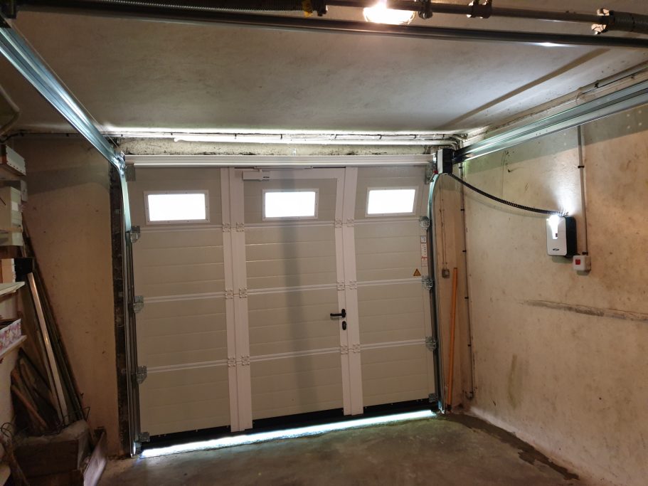 Porte de garage sectionnelle bi-coloration avec motorisation vue intérieure