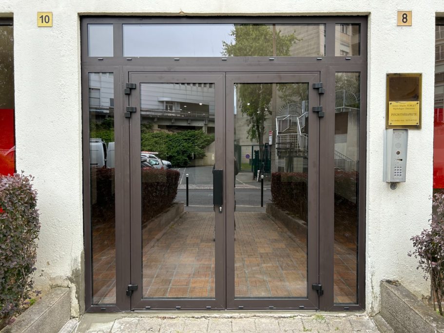 Entrée d'immeuble alu marron vue extérieure avant / après