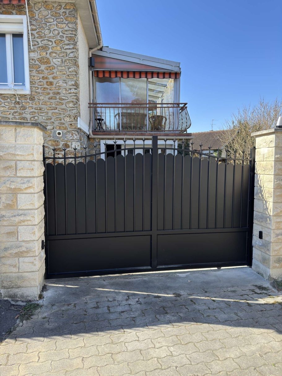 Portail coulissant acier noir avec motorisation