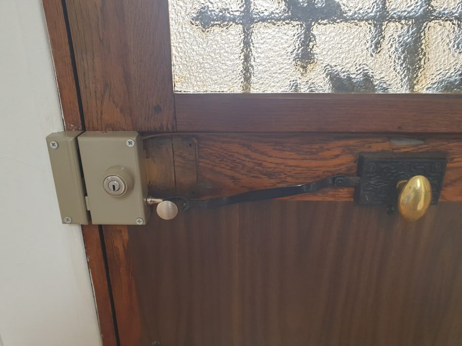 Serrure verticale en applique