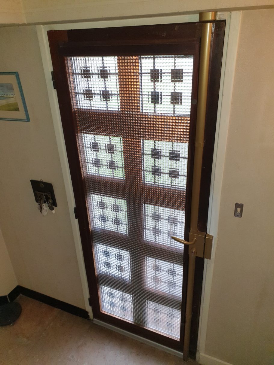 Serrure en applique avant / après