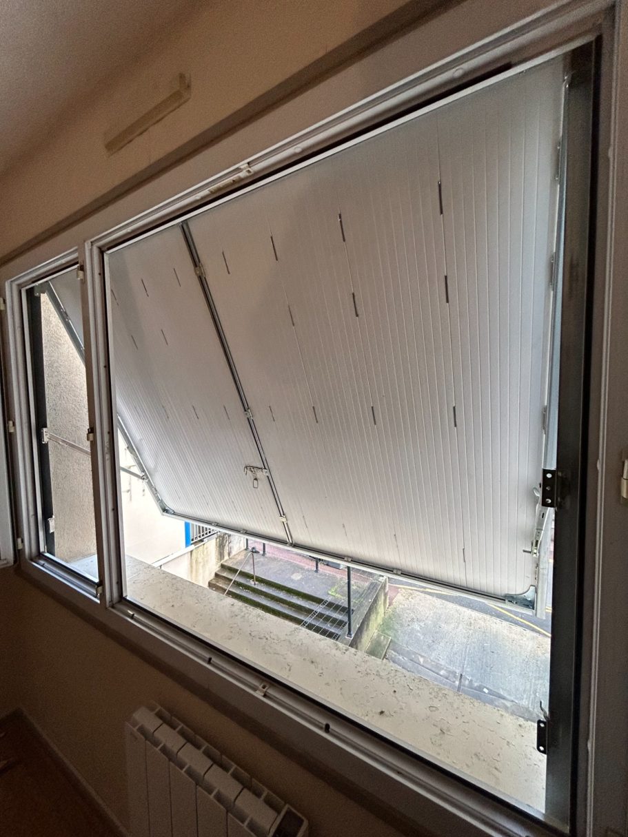 Persiennes à projection PVC